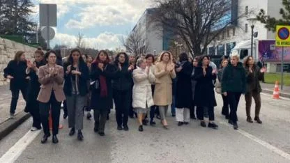 Meclis’te taciz skandalı büyüyor: Kadın vekiller protestoya çıktı, polis barikat kurdu