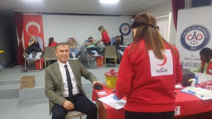 Öğretmen ve veliler kan vererek birbirimize candan bağlıyız dedi