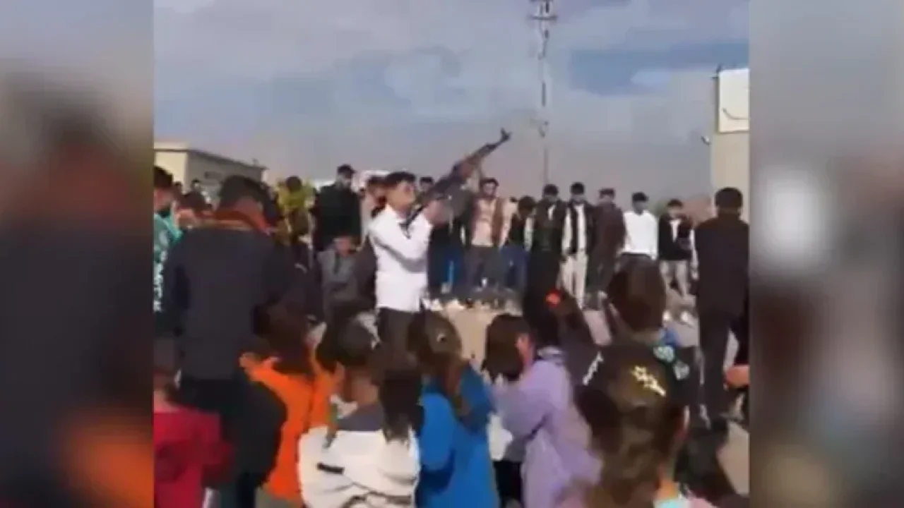 Onlarca çocuğun yanında uzun namlulu tüfekle havaya ateş açtılar