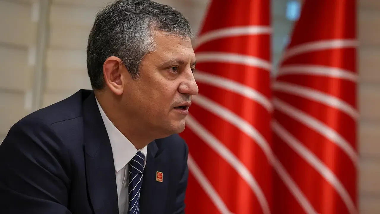 Özgür Özel'den siyasilere 'yeni yıl' telefonu: Sadece tek bir partiyi aramadı