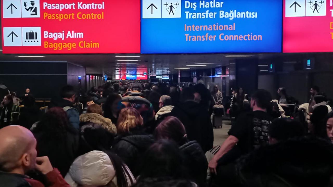 Sabiha Gökçen’de kaos: Pasaport sistemi çöktü, binlerce yolcu kuyrukta bekliyor