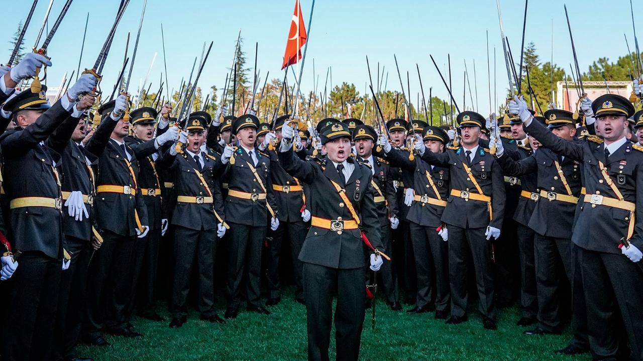 Ünlü iş insanı sahip çıktı: TSK&#039;dan ihraç edilen Ebru Teğmen&#039;in yeni işi belli oldu