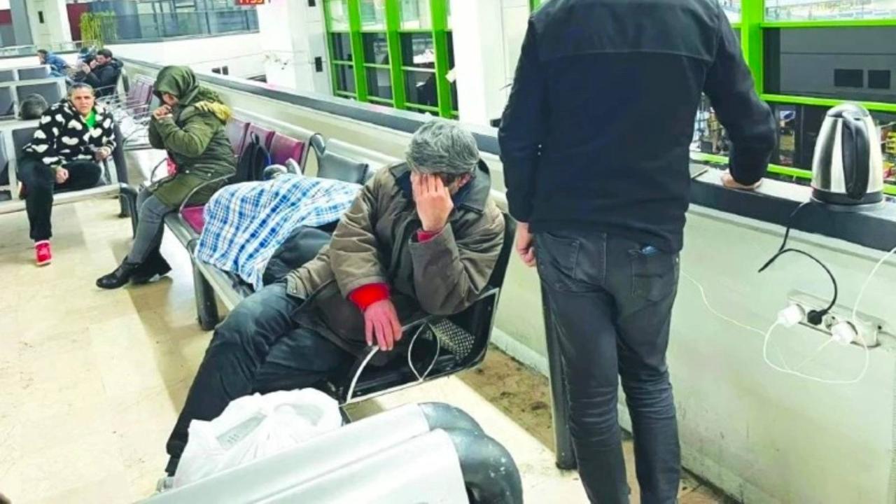 Yoksulluk arttı, vatandaşlar evsiz kaldı: Ucuz pansiyonlarda kalamayanlar otogarda konaklıyor!