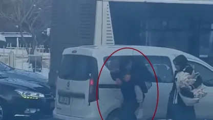 Diyarbakır’da bir vatandaş tıkanan yolda hastasını sırtında taşıdı