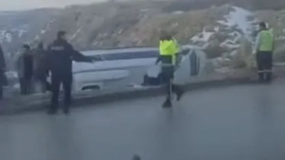 Kontrolden çıkan işçi servisi şarampole devrildi: 10 yaralı