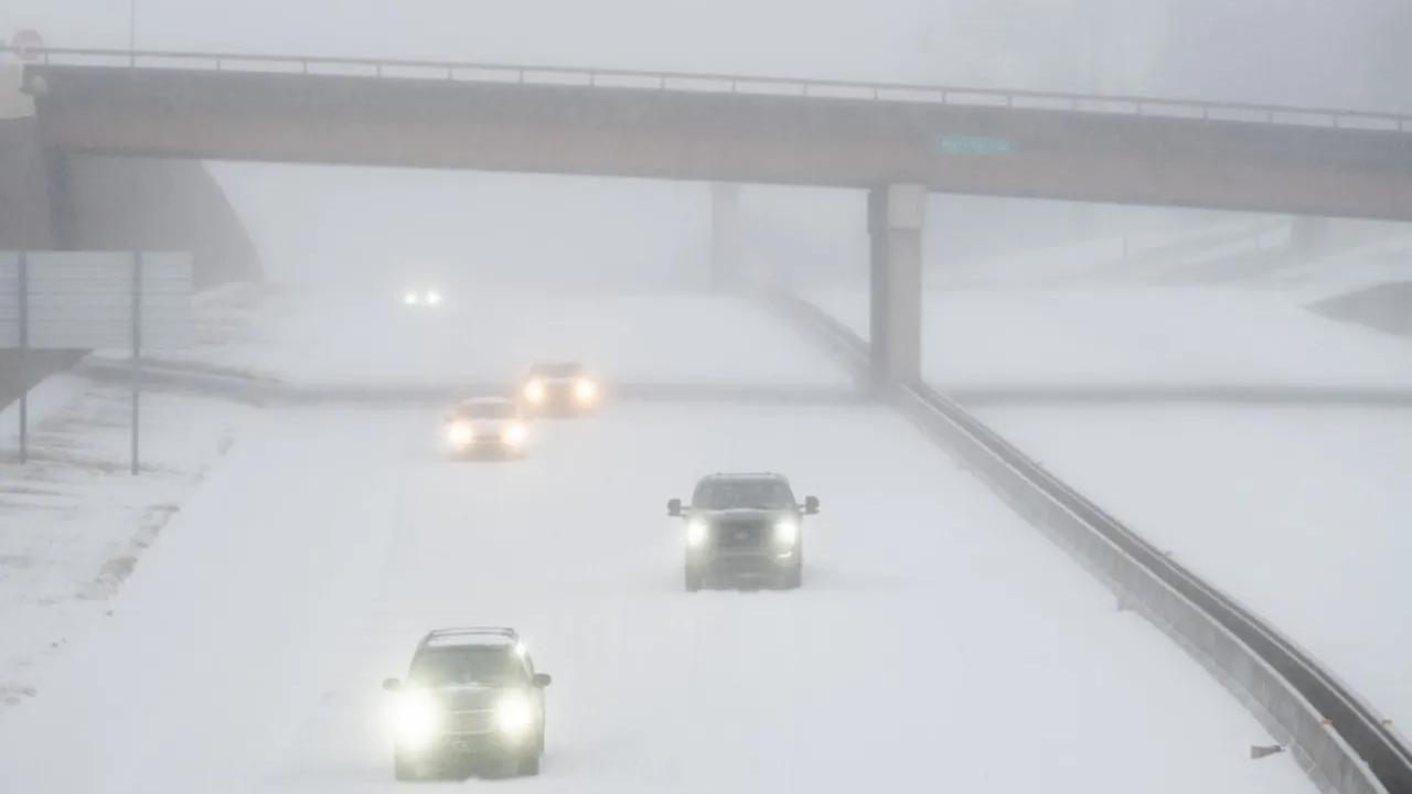 ABD'de etkisini göstermeye başlayan kar fırtınası nedeniyle 10 bine yakın uçuş iptal edildi