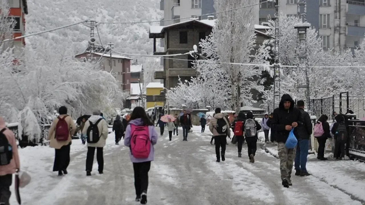 Açıklamalar arka arkaya geliyor: Pek çok il ve ilçede eğitime kar molası
