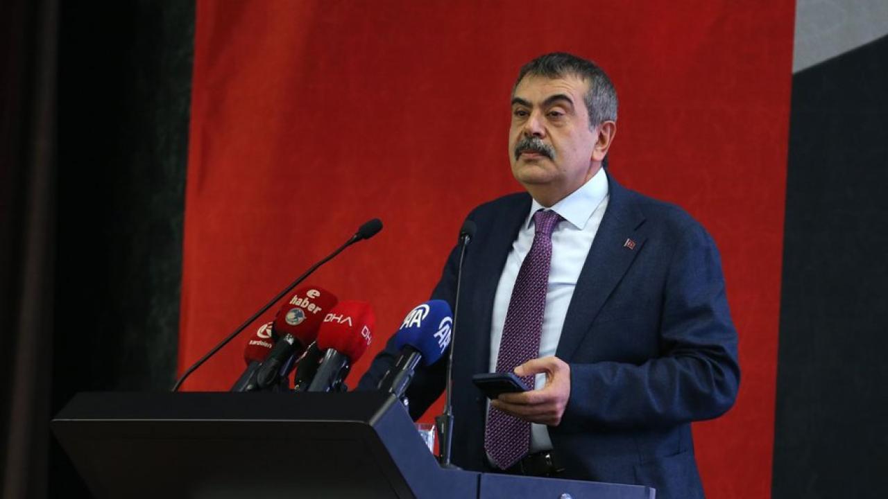 "Atatürksüz karne" tartışması: Yusuf Tekin yine muhalefeti suçladı