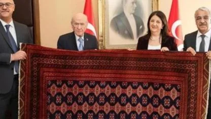 Bahçeli DEM Parti'yle tokalaşmasını anlattı ve Öcalan'ın hediye ettiği kilimi duyurdu