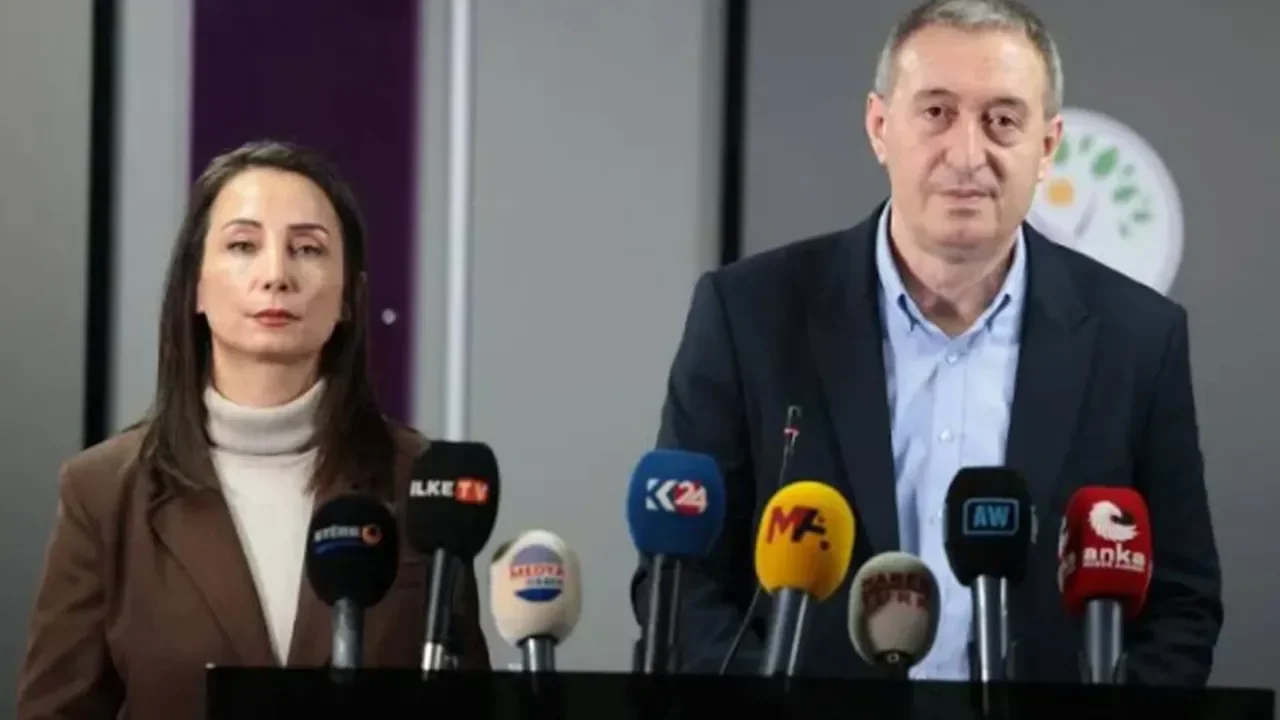 Bakırhan ve Hatimoğulları'ndan Türk bayrağına saldırıyla ilgili açıklama: Ortak değere saygısızlık