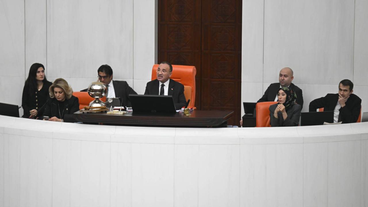 Başkanlık Divanı oluşmadı, Bozdağ Meclis'i toplanamadan kapattı