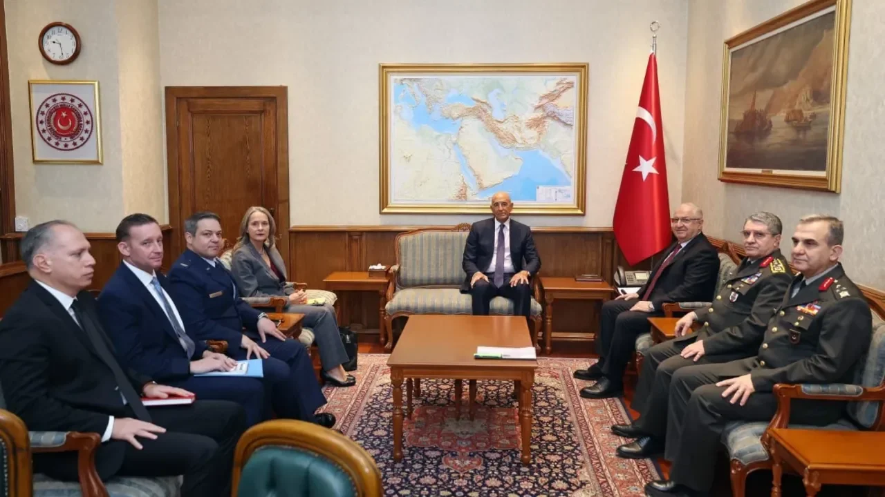 Bülent Arınç, Genelkurmay Başkanı ve Tom Barrack'lı fotoğrafı yorumladı: Devlet ciddiyetiyle bağdaşmaz