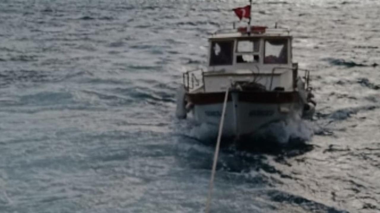 Çanakkale Boğazı’nda motor arızası yaşayan tekne kurtarıldı