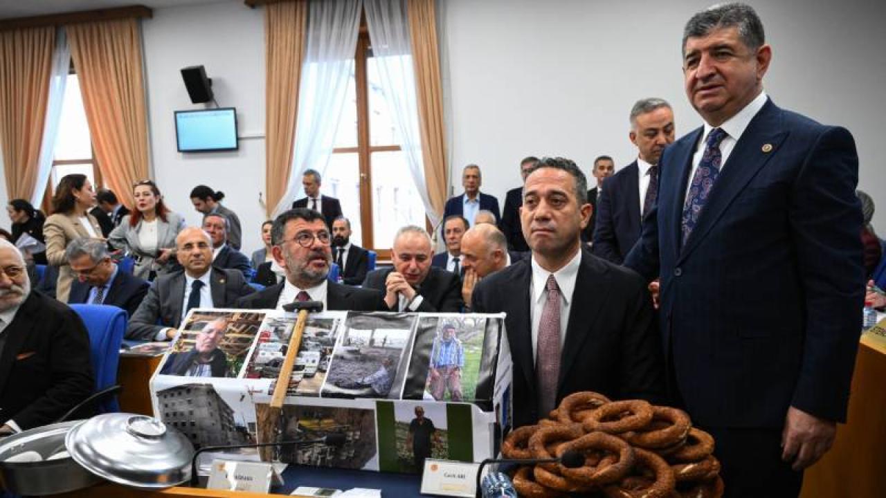 CHP'den bütçe komisyonunda tabutlu eylem: Emeklinin tabutuna son çiviyi birazdan AKP milletvekilleri çakacak!