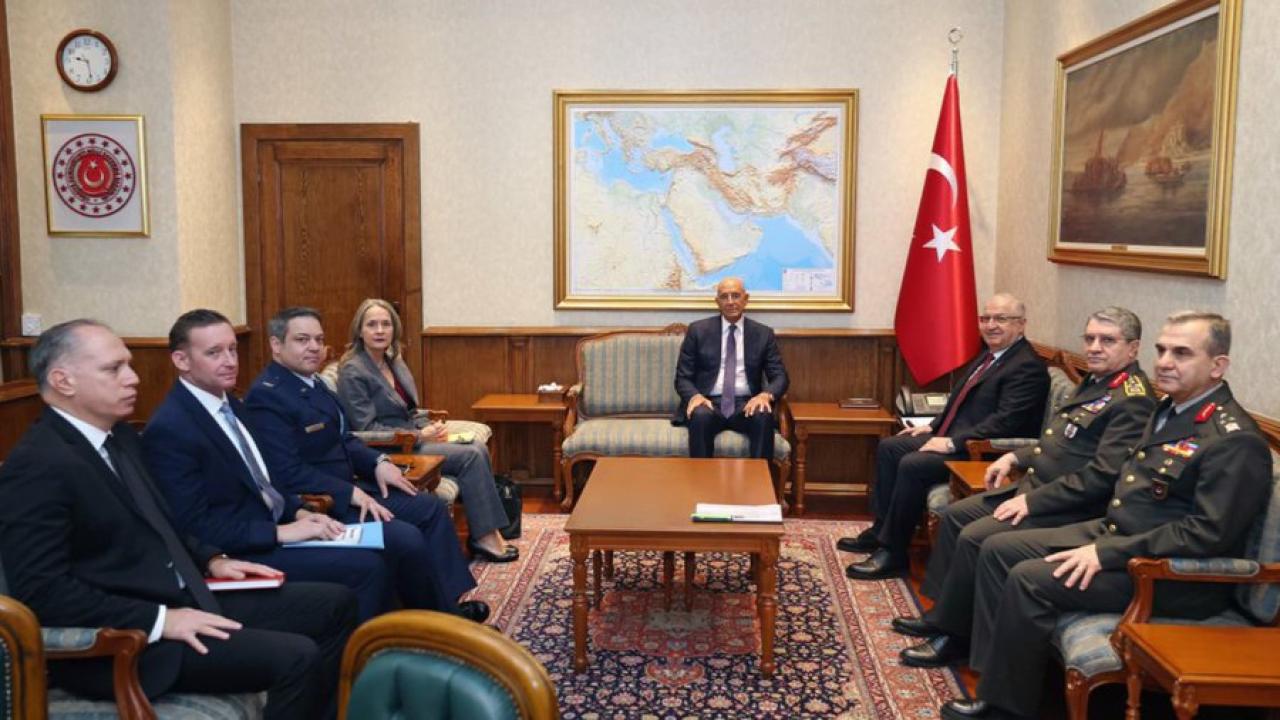 CHP'den Tom Barrack ile Bakan Güler'in oturma düzenine tepki: Kare, 'eşitiz' demiyor; egemen devletiz, bu topraklar da sömürge değil