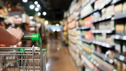 Dar gelirlinin adresi, tarihi geçmiş ürünler satan market oldu: “75 yaşında ucuz yiyecek peşindeyim”