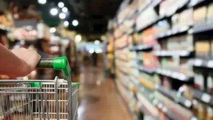 Dar gelirlinin adresi, tarihi geçmiş ürünler satan market oldu: “75 yaşında ucuz yiyecek peşindeyim”