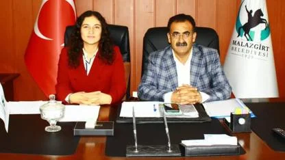 DEM Parti Malazgirt Belediye Eşbaşkanları gözaltına alındı: ‘Saç örgülü pankart’ nedeniyle