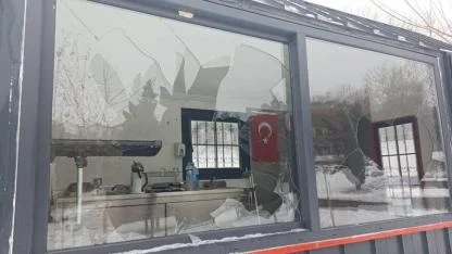 Diyarbakır'da zabıta bürosuna taşlı saldırı!