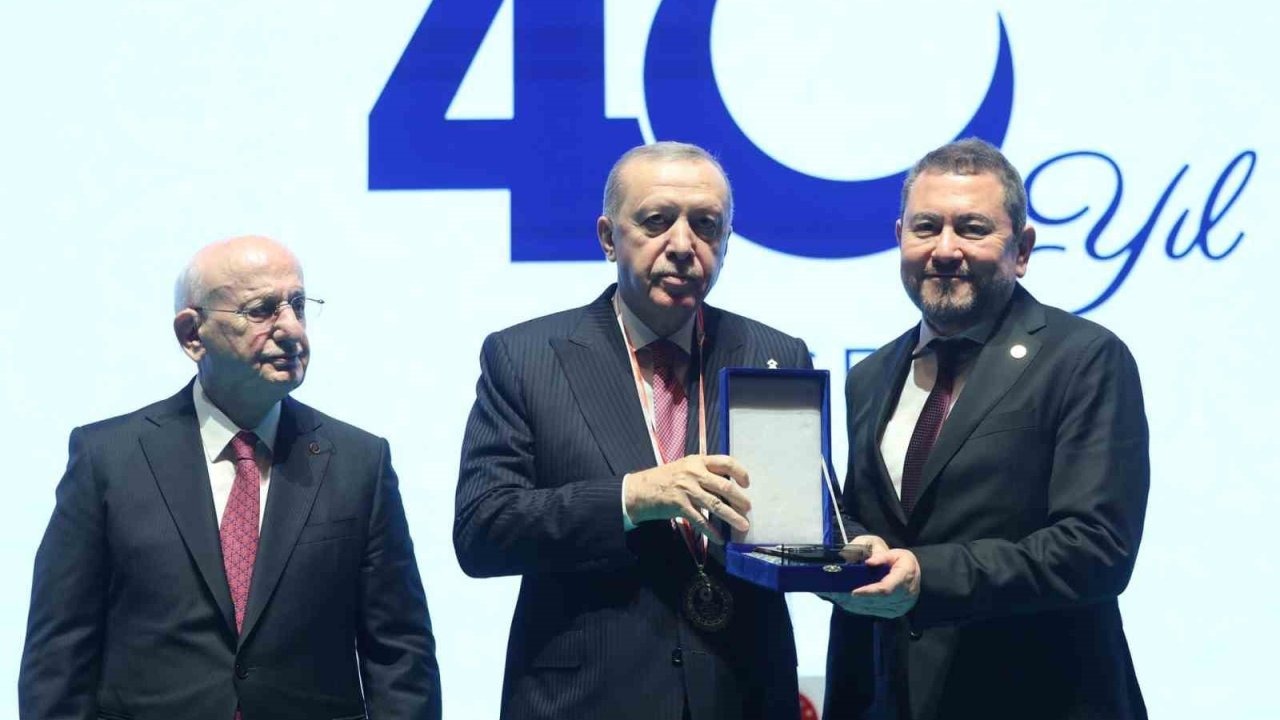 Erdoğan’dan İzmirli iş adamı Nazım Torbaoğlu’na anlamlı plaket