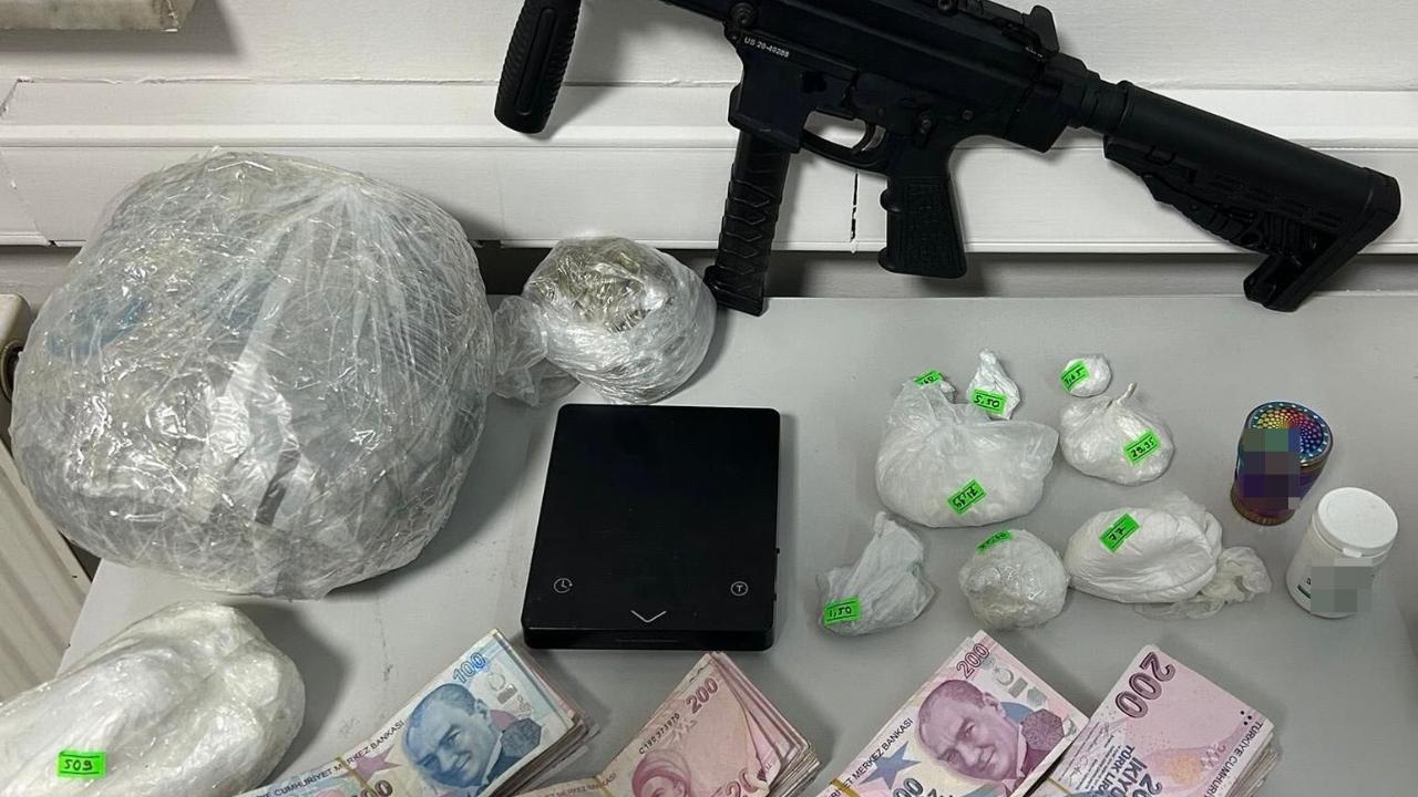 Hapis cezası ile aranan şahıs hobi bahçesinde uyuşturucu ile yakalandı