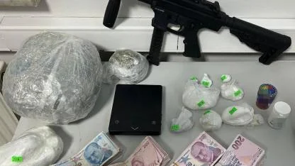 Hapis cezası ile aranan şahıs hobi bahçesinde uyuşturucu ile yakalandı