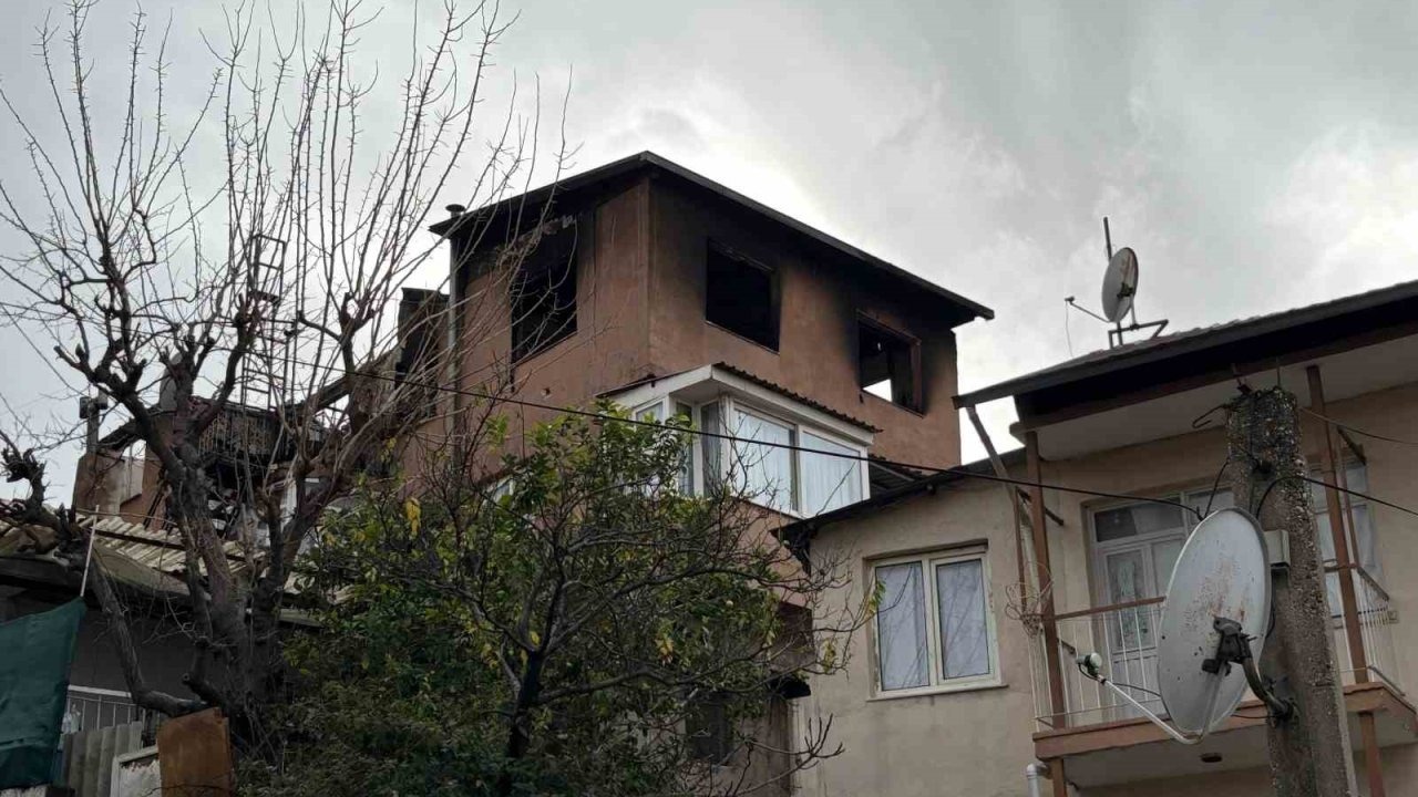 İzmir’de 3 katlı binanın çatı katında yangın