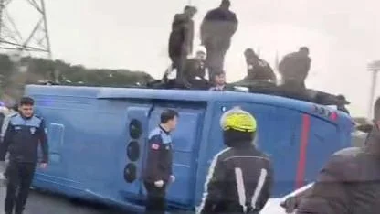 Kemerburgaz'da cezaevi aracı devrildi