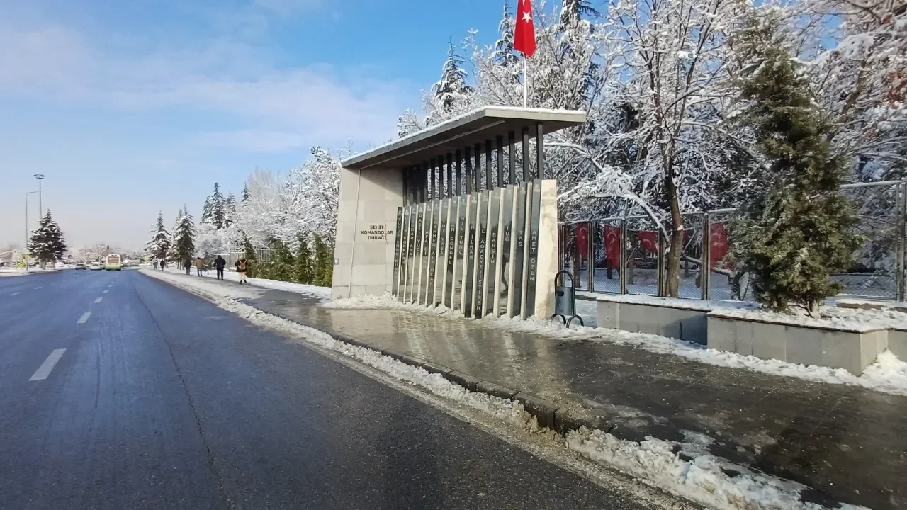 Kumar borcu yüzünden gazi olduğu durakta intihar etti