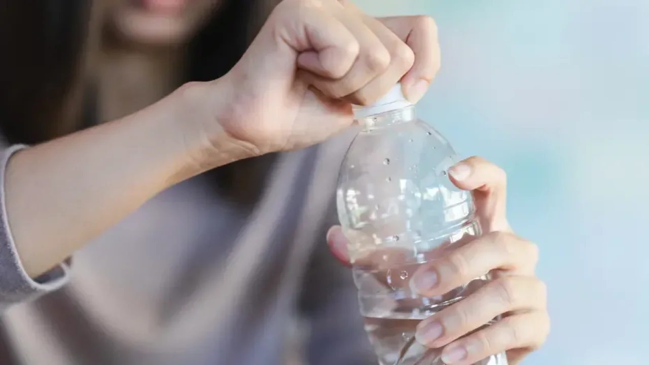 Pet şişenin kapağını açamadı, fabrikanın kapatılması için şikayet etti