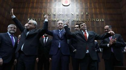 Rozetlerini Cumhurbaşkanı Erdoğan taktı! 3 milletvekili AK Parti'ye katıldı