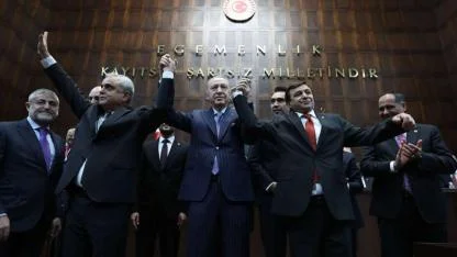 Rozetlerini Cumhurbaşkanı Erdoğan taktı! 3 milletvekili AK Parti'ye katıldı