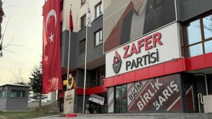 Ümit Özdağ'dan parti teşkilatına "Türk bayrağı" çağrısı: Bu aşağılık süreç sona erene kadar tüm teşkilat binalarına asılsın