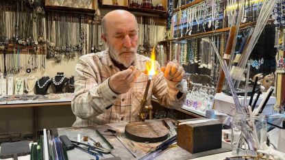 25 yıldır camlara üfleyerek şekil veriyor