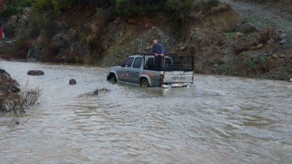 Sele teslim olan yollarda araçlar mahsur kaldı: Yaşanan zor anlar kamerada