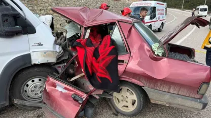 Minibüs ile otomobil kafa kafaya çarpıştı: 2 ölü, 4 yaralı