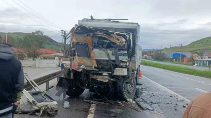 İzmir’de belediye kamyonuna arkadan çarpan sürücü hayatını kaybetti
