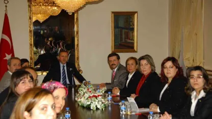 Memurluğu bıraktı, şimdi dünya markalarına gelinlik dikiyor