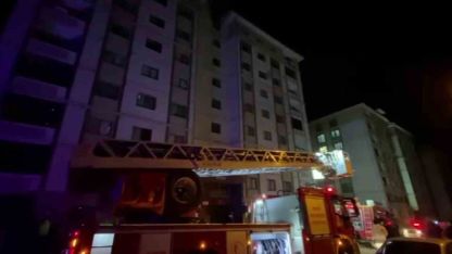 Yangında evdeki tüp patladı: Binada mahsur kalan 13 kişiyi itfaiye ekipleri kurtardı