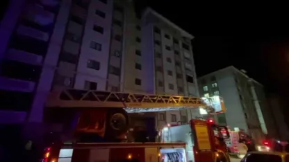 Yangında evdeki tüp patladı: Binada mahsur kalan 13 kişiyi itfaiye ekipleri kurtardı