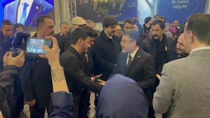 Bakan Yumaklı, gençlerle birlikte "Kabe’de Hacılar" ilahisini söyledi