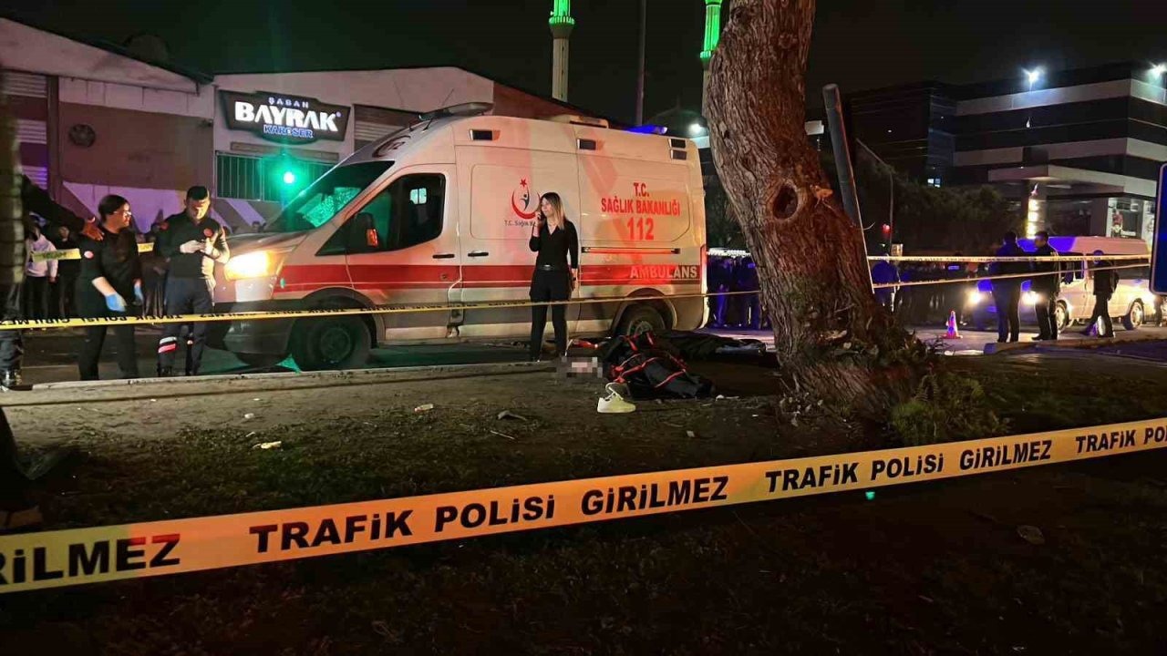 Araç yaya geçidinden geçmek isteyen vatandaşlara çarptı: 3 ölü, 3 yaralı
