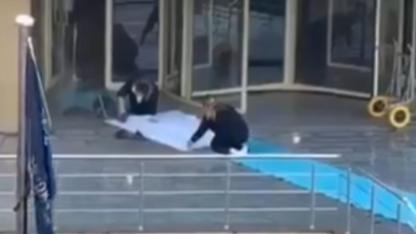 Aydın'da gündem olan görüntü; Cumhurbaşkanı Erdoğan geçmeden önce protokol halısı ütülendi