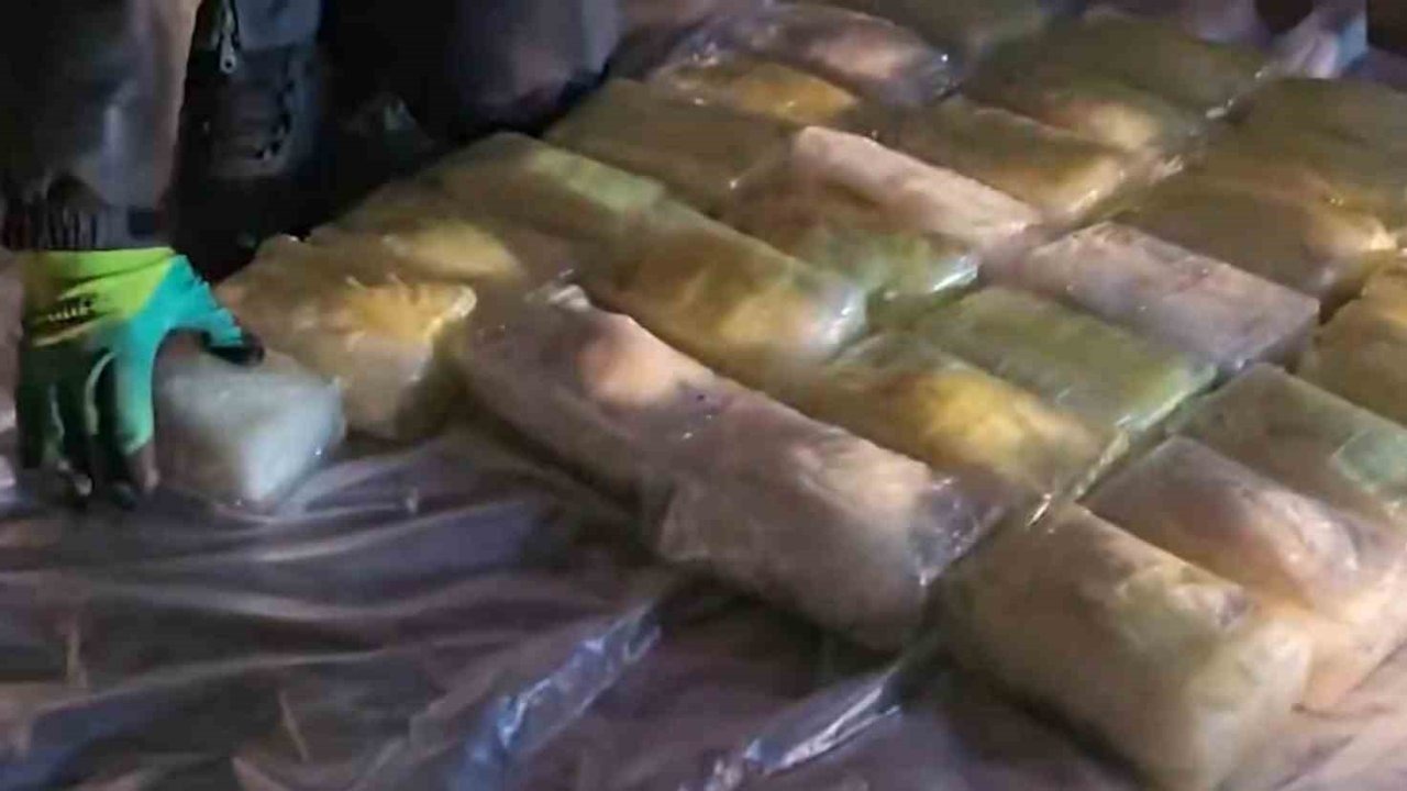 Bakan Yerlikaya: "Şırnak’ta 142 kilogram metamfetamin uyuşturucu maddesi ele geçirdik"