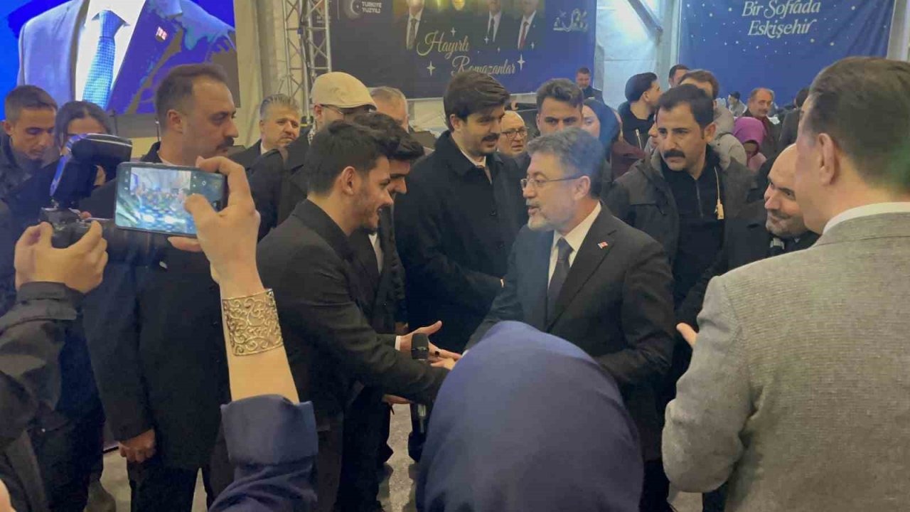 Bakan Yumaklı, gençlerle birlikte "Kabe’de Hacılar" ilahisini söyledi