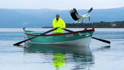 Bu yıl da gelenek bozulmadı... Yaren leylek Adem Amca'nın kayığına kondu!