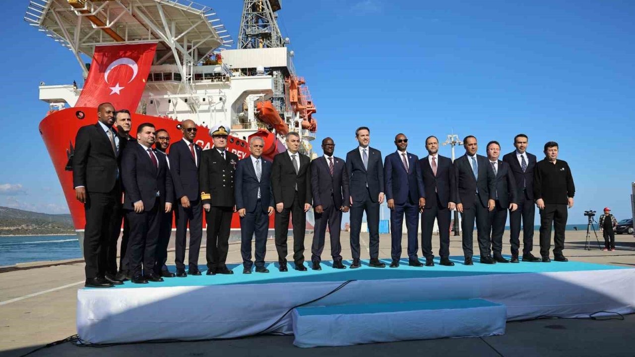 Çağrı Bey sondaj gemisi, Bakan Bayraktar’ın katıldığı törenle Somali’ye uğurlandı