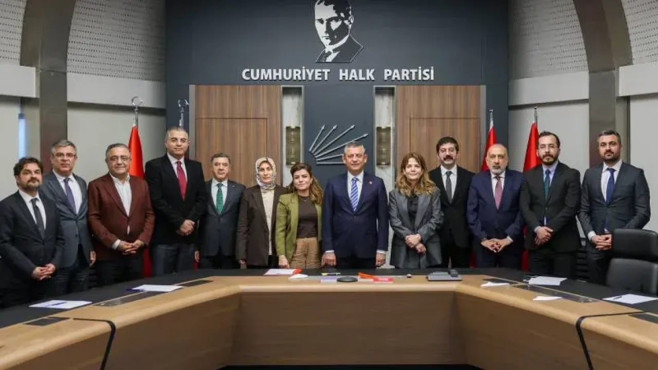 CHP lideri Özel, Diyarbakır Kent Koruma ve Dayanışma Platformu temsilcileriyle buluştu