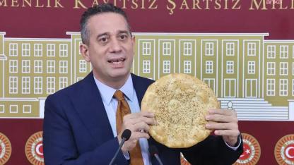 CHP'li Ali Mahir Başarır elinde pide ile seslendi: 'Soruyorum Mehmet Şimşek, sen ne iş yapıyorsun?'