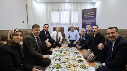 CHP'li Umut Akdoğan'dan Vedat Işıkhan'ın Erdoğan posterli iftar ziyaretiyle ilgili çarpıcı iddia: 'Eve 8 porsiyon döner sipariş edilmiş'